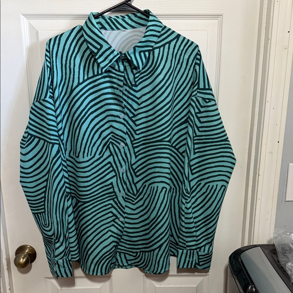 SHEIN Zebra Patterned Button-Down Shirt
New never worn was to big.
